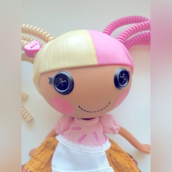 Lalaloopsy Silly Hair Doll named Scoops Waffle Cone - Picture 6 of 6